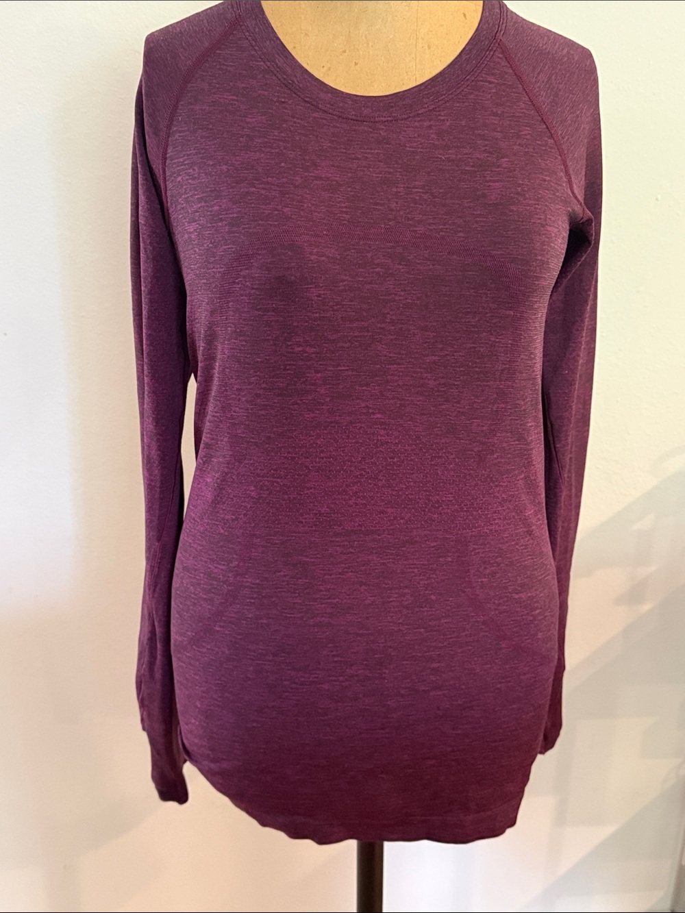 Lululemon 6 Swiftly Tech Long Sleeve Crewneck Top in Heathered Plum great cond